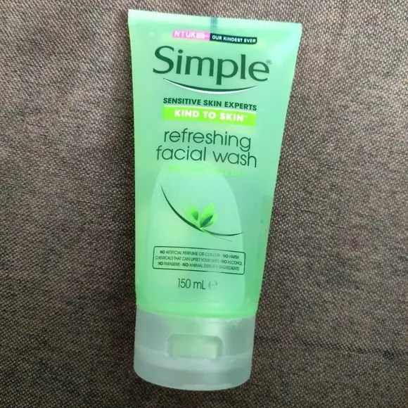 Simple Refreshing Facial Wash Pro-vitamin B5+e